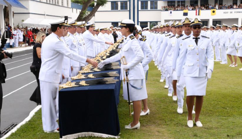 Mulheres concorrem a vagas para formação de fuzileiro naval