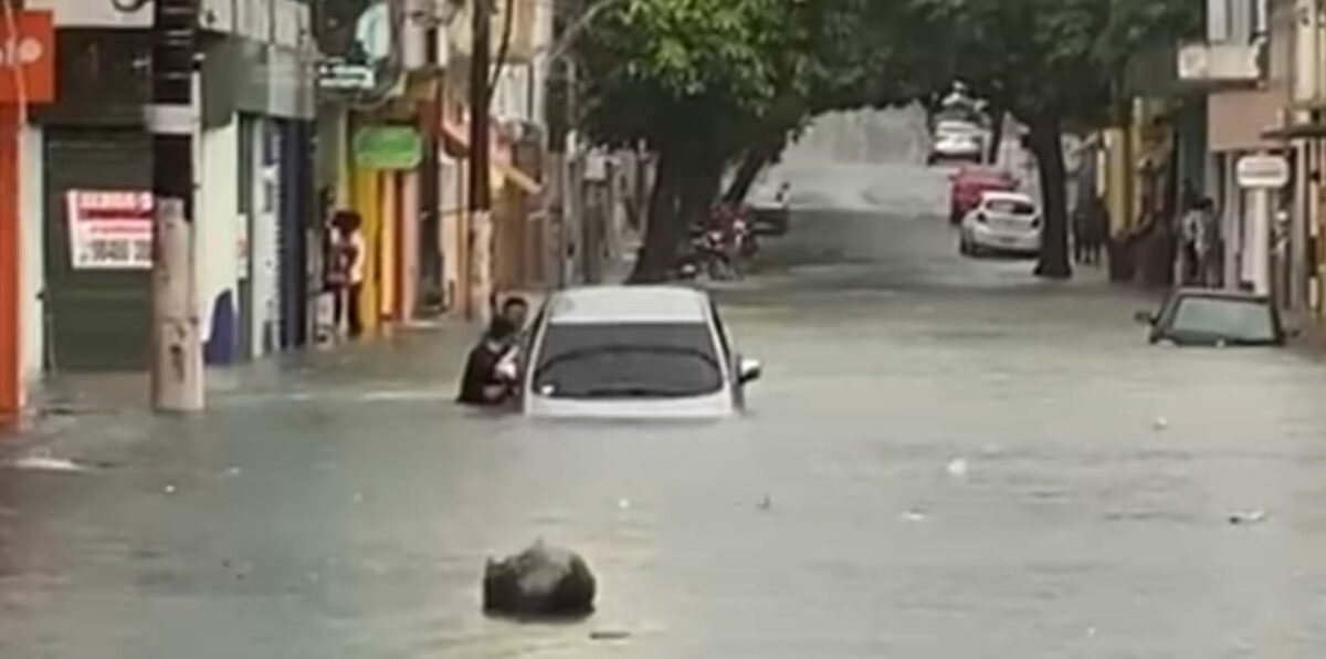 Ruas de Manaus mais pareciam rios com forte chuva na manhã de hoje