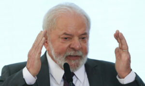 Com pneumonia, Lula adia viagem para China