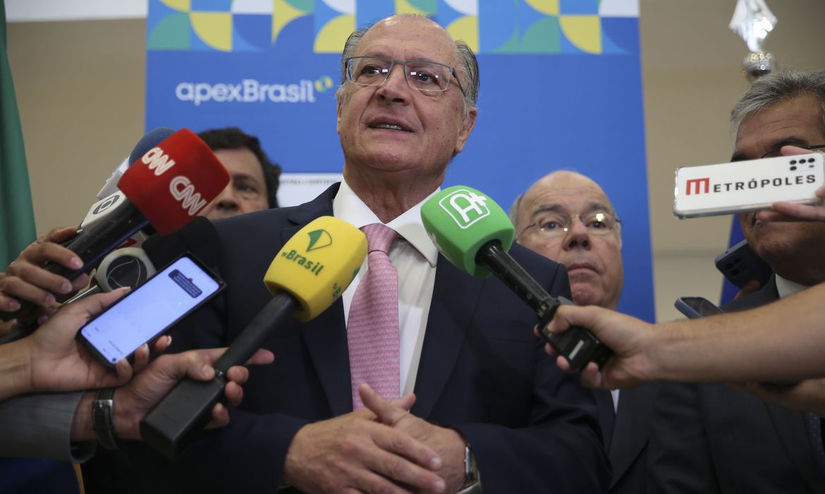 Alckmin altera agenda em Manaus após conversa com Lula