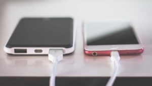 Apple é multada pelo Procon em R$ 12 milhões por venda de iPhone sem carregador