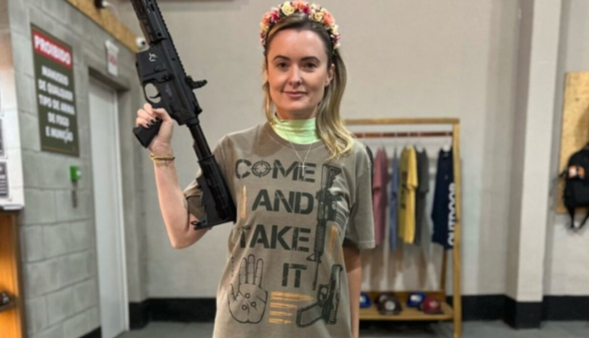 Deputada com arma na mão e em camiseta menciona tiros em Lula