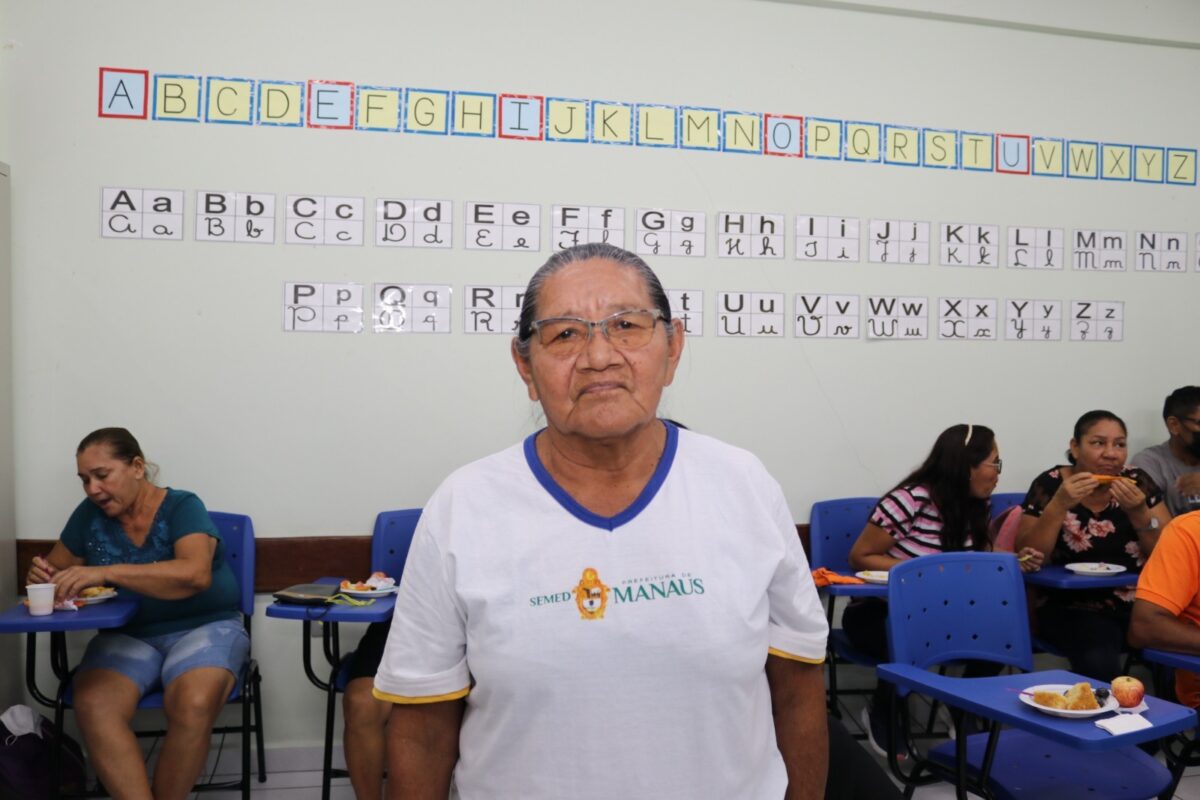 'Peguei um lápis aos 70 anos', revela aluna da alfabetização em Manaus
