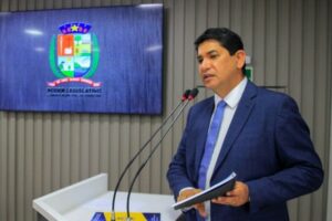 Prefeito de Parintins anuncia reajuste salarial e promoção de servidores