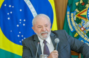 Lula critica e diz que não há motivo para fila a benefícios do INSS