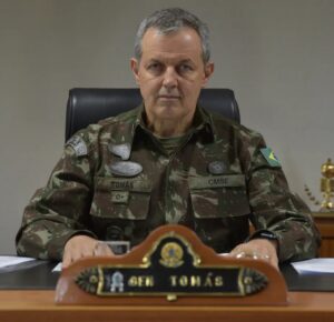 “Meu objetivo é afastar a política do Exército", diz comandante-geral 