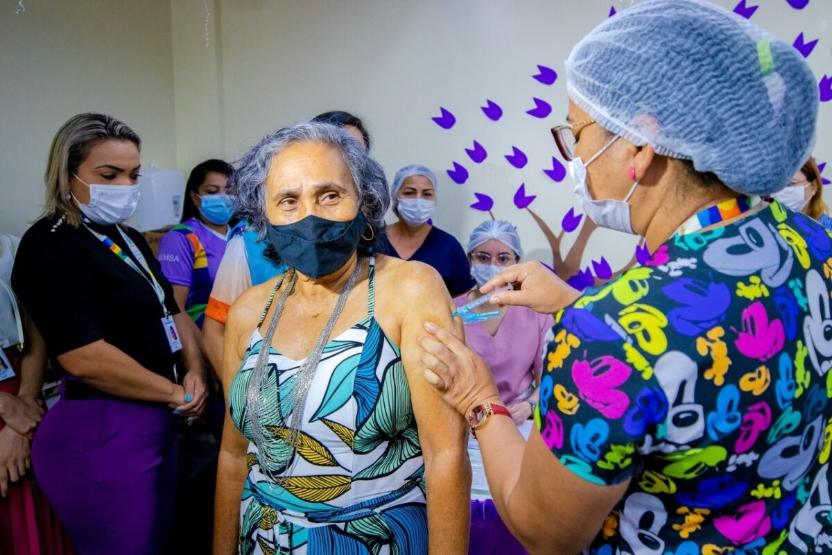 Imunização contra a covid-19 ocorre em 75 pontos em Manaus