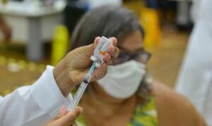 Pessoas com comorbidades podem tomar vacina bivalente, diz Ministério da Saúde