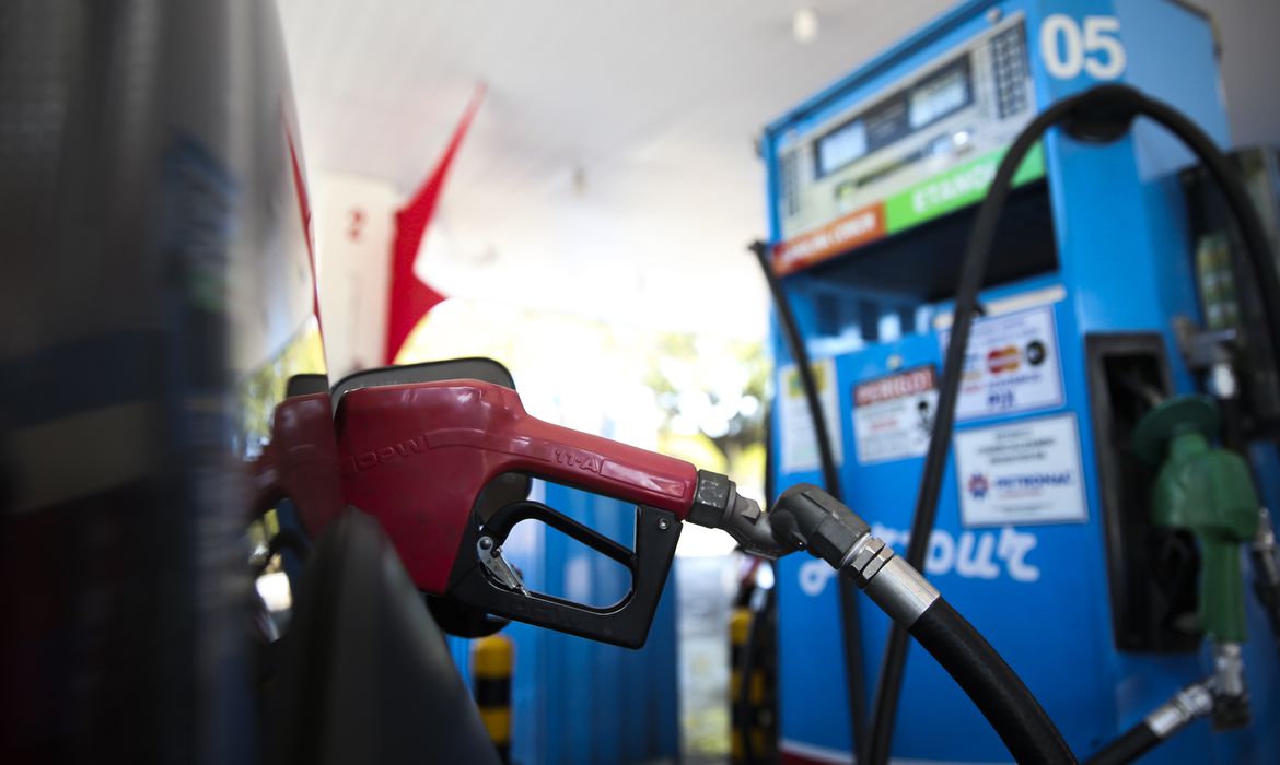 Gasolina vai a R$ 5,65 no país, em Manaus é R$ 6,59