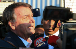 Após desmentido em público, Bolsonaro se desculpa por fake news