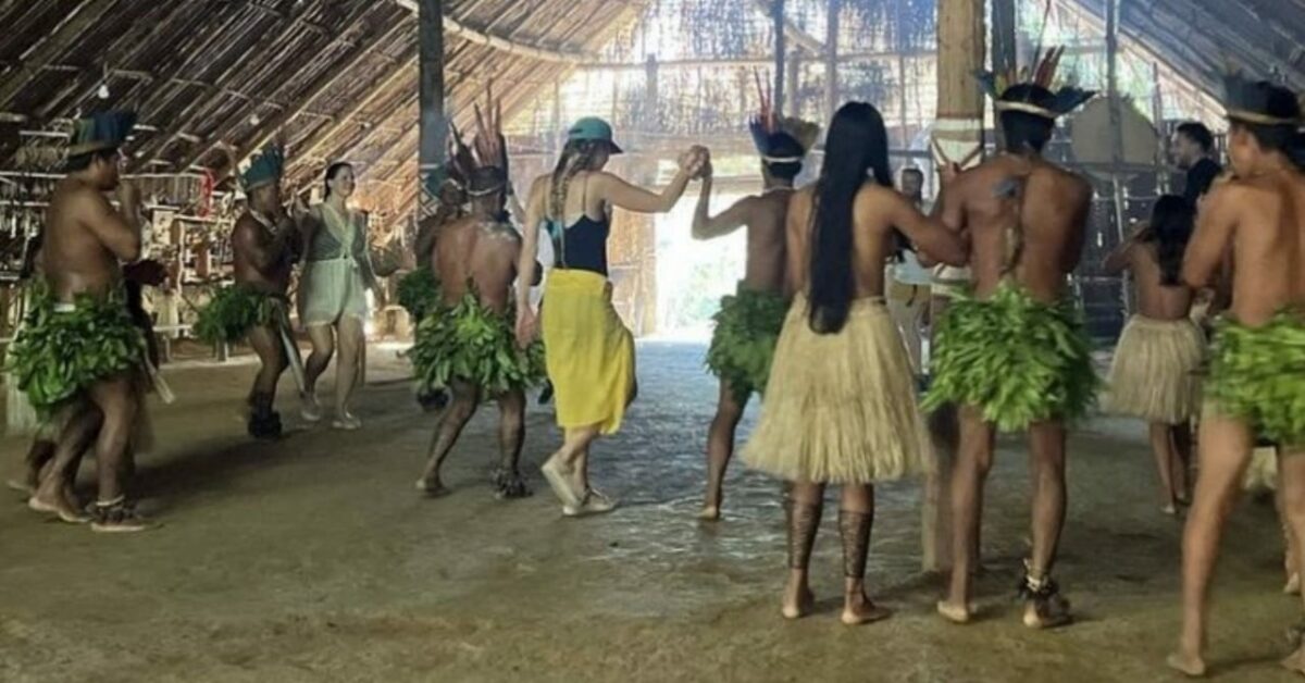 Amazonas: Lana Del Rey visita aldeia e dança com indígenas