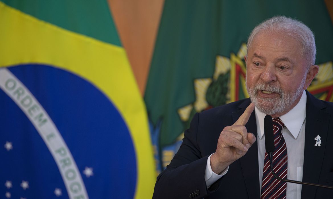 Lula diz que se governador quiser escola cívico-militar 'que crie'