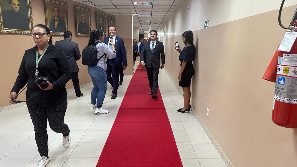 Câmara de Manaus estende tapete vermelho ao presidente do Caprichoso