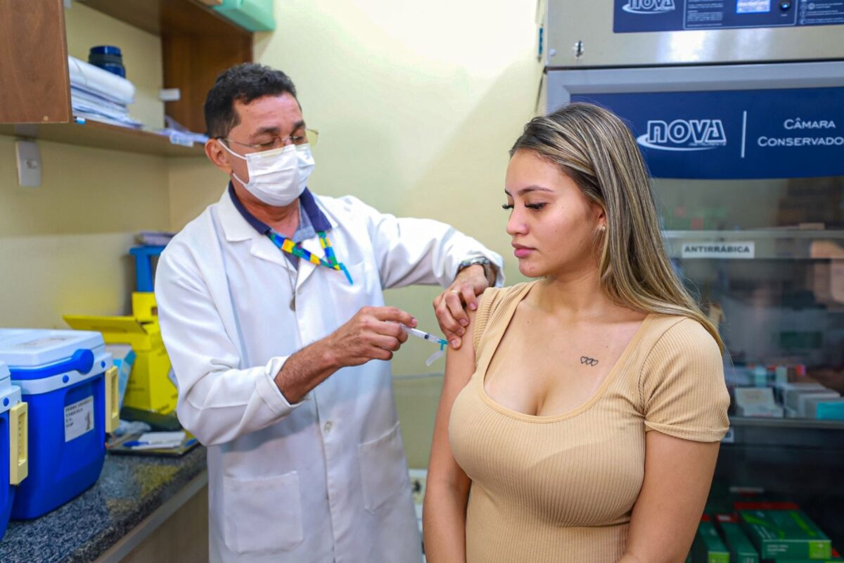 Campanha de vacinação contra a covid-19 prossegue em Manaus