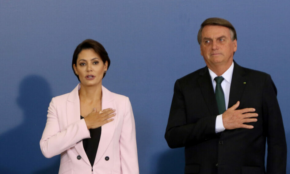 Delação de Cid traz de volta Bolsonaro e Michelle religiosos fervorosos