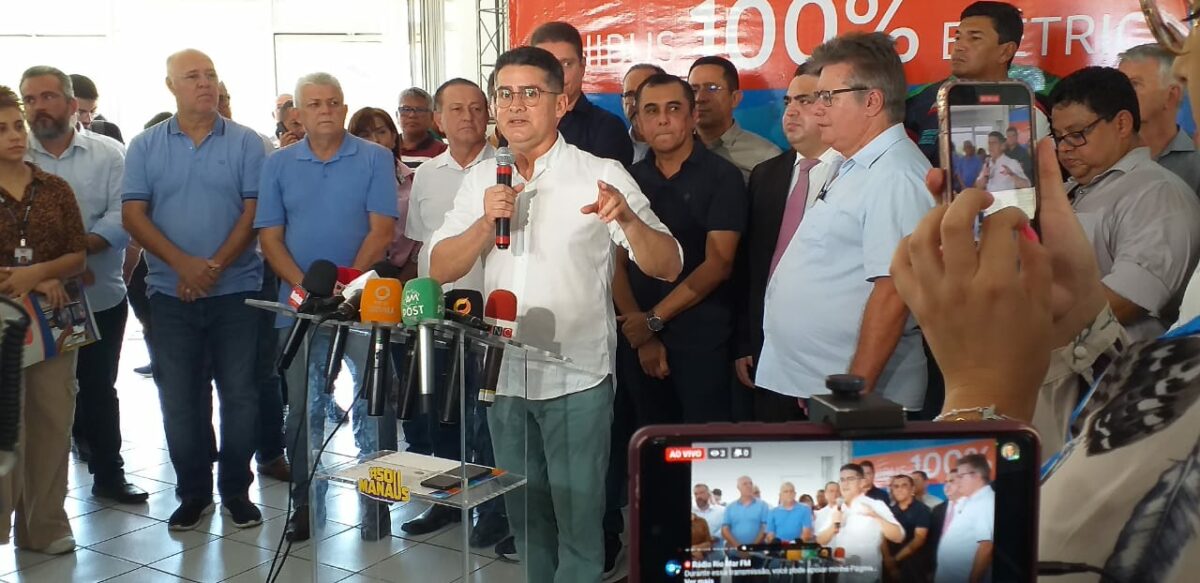Prefeito anuncia 14 ônibus elétricos e paradas com ar condicionado em Manaus