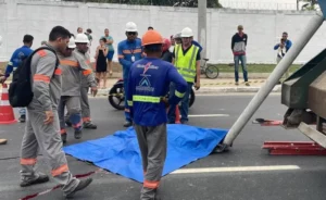 Manaus: caminhão arranca poste onde dois homens trabalhavam