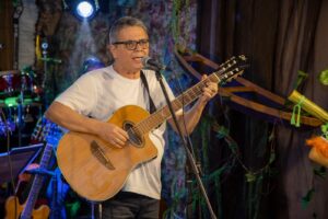Torrinho faz encontro com estudantes nos 50 anos de carreira musical