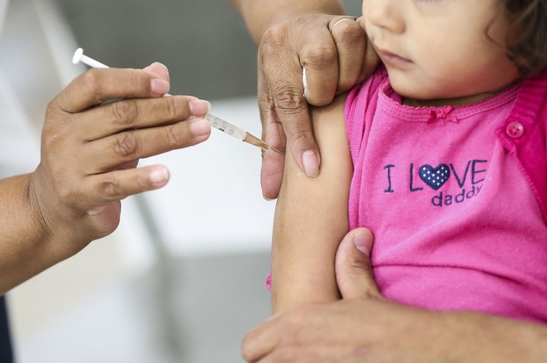 Governo defende vacinas e combate desinformação em campanha nacional
