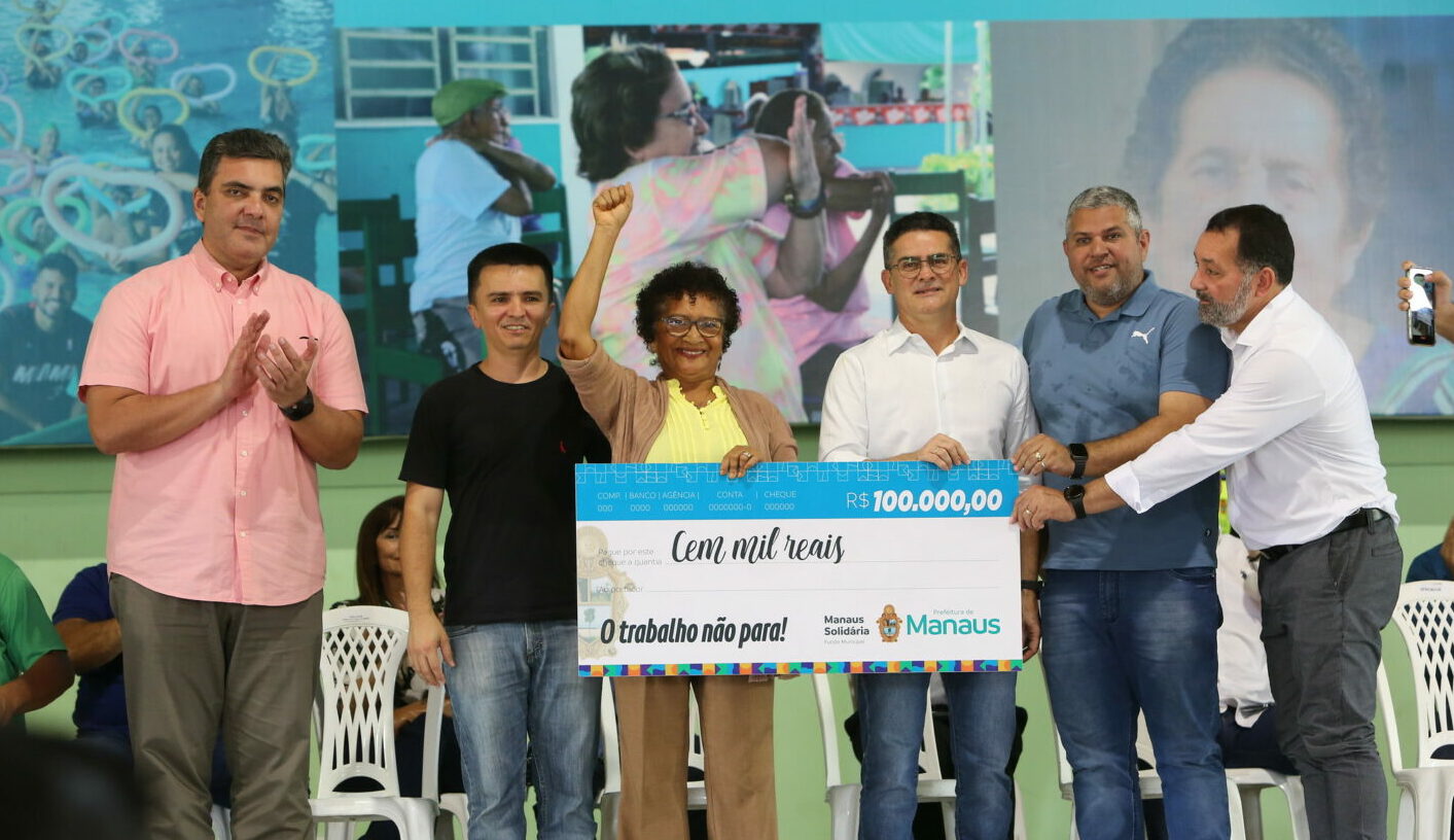 Prefeito entrega equipamentos a 69 entidades de Manaus