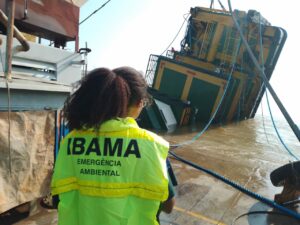 Ibama vistoria área de naufrágio de empurrador no Solimões