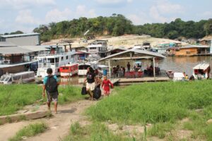 Amazonas: como seca do rio Negro afetou a vida de moradores