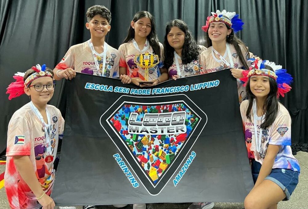 Mayra homenageia na ALE estudantes vencedores de torneio de robótica