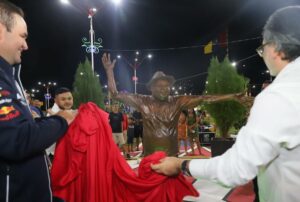 estátua Amazonino Mendes inaugurada em Eirunepé