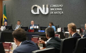 O Conselho Nacional de Justiça (CNJ) aprova paridade de gênero obrigatória em cargos estratégicos de tribunais de Justiça no Brasil.