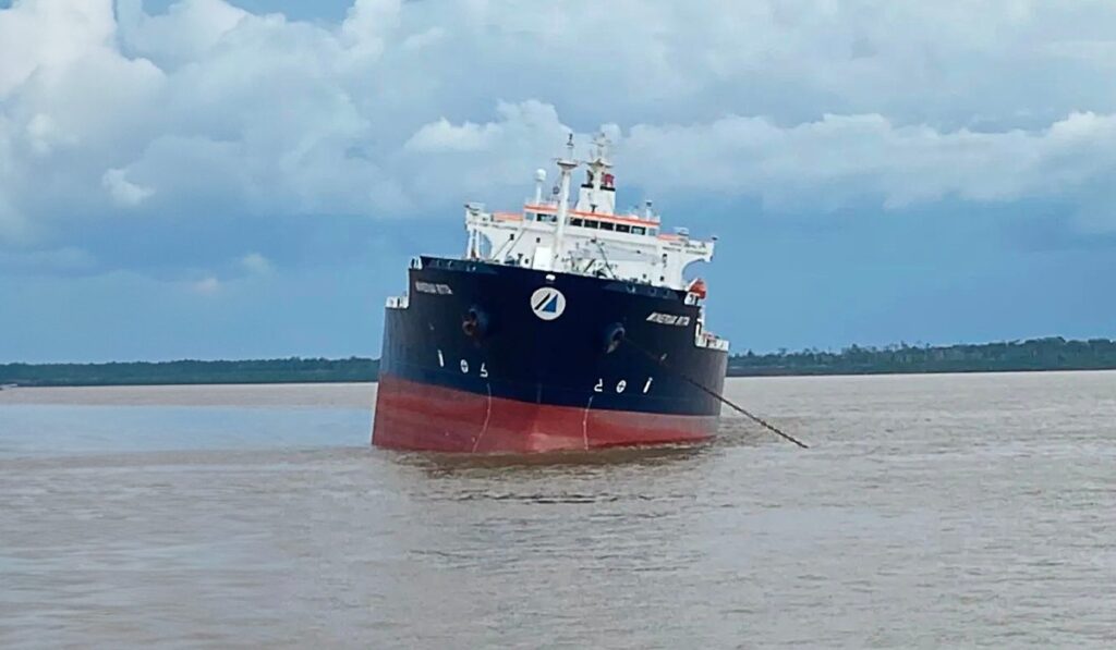Por prevenção, Ream transborda carga de navio encalhado no rio Amazonas