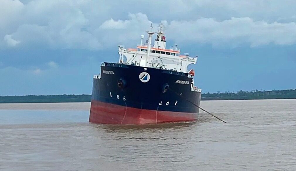 Por prevenção, Ream transborda carga de navio encalhado no rio Amazonas