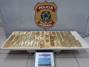 Tentativa de interceptação de carga ilegal de ouro em Manaus resulta em prisões e apreensões após suspeitos atirarem contra veículo.