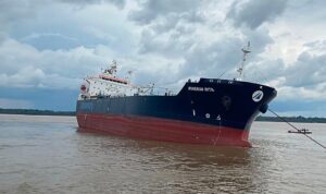 Por prevenção, Ream transborda carga de navio encalhado no rio Amazonas