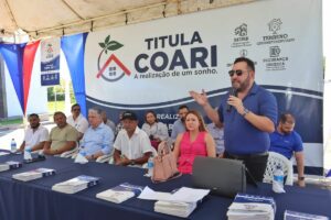 Regularização territorial: prefeito entrega 300 títulos de imóveis em Coari
