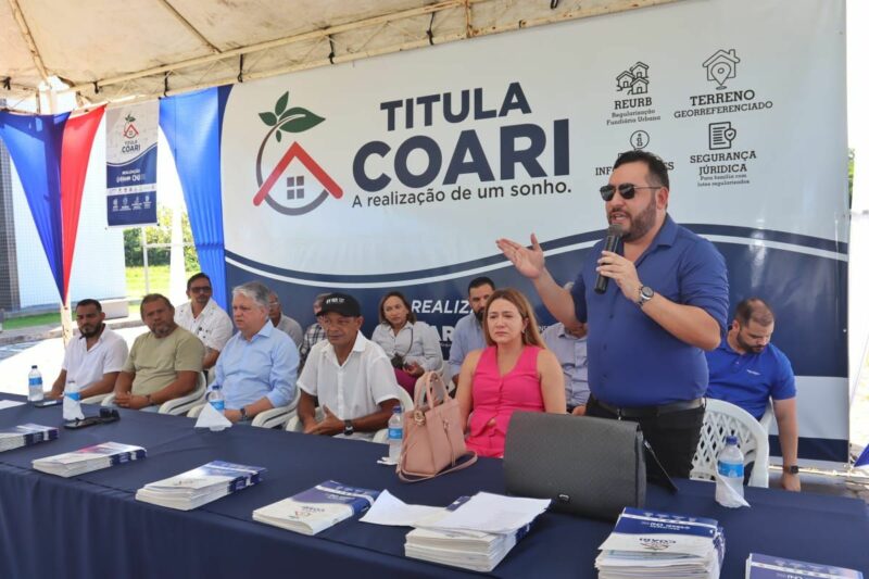 Regularização territorial: prefeito entrega 300 títulos de imóveis em Coari
