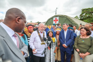 Lula manda ministros para montar base do governo em terra ianomâmi