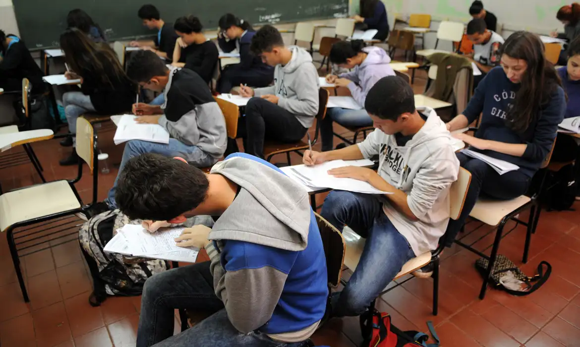Ensino médio: aluno de baixa renda terá incentivo anual de R$ 2 mil