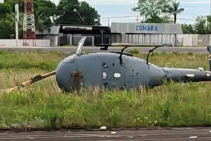 Em Manaus, helicóptero da Marinha tomba durante adestramento