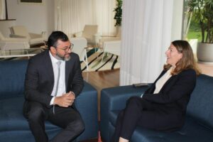 Governador Wilson Lima e embaixadora Stephanie Al-Qaq conversaram em Brasília