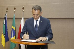 Ministro do Amapá libera R$ 321 milhões para prefeitos aliados em reeleição
