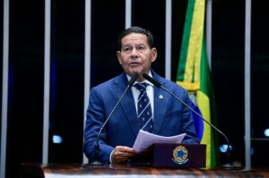 General que prega golpe desde 2017 volta a exaltar intervenção militar