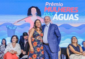Jovem pescadora de Maraã recebe de Lula prêmio Mulheres das Águas