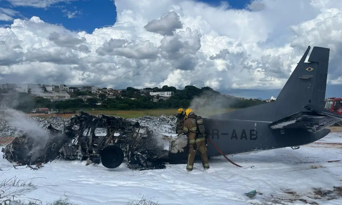 Queda de avião da Polícia Federal em Minas deixa dois mortos