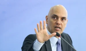 Moraes manda prender golpistas de Bolsonaro que fugiram do país