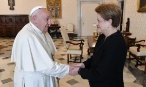 'Reze por mim, que eu rezo pela senhora', diz papa a Dilma Rousseff