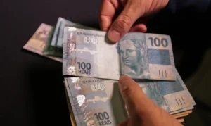 Orçamento 2025 prevê salário mínimo a R$ 1,5 mil com PIB e inflação