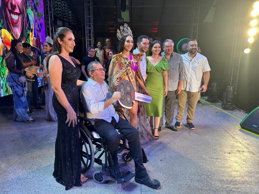 Átila Lins prestigia a 33ª Festa do Açaí em Codajás