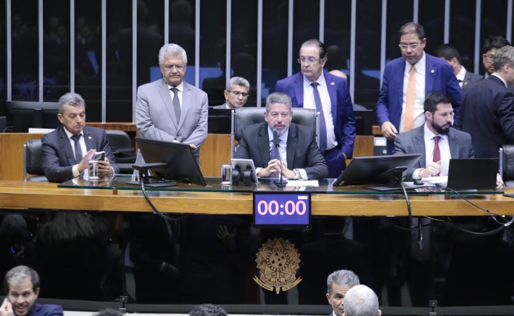 Deputados votam com Bolsonaro para não criminalizar fake news